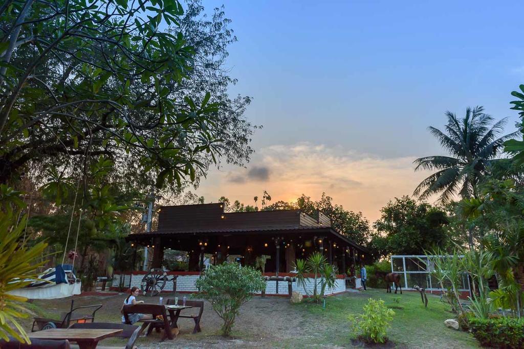 Cowboy Farm Resort Pattaya Banhuajjaj Kültér fotó