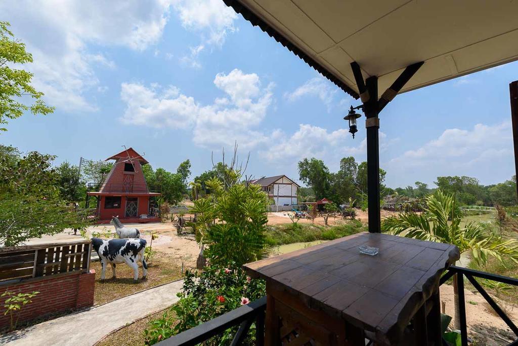 Cowboy Farm Resort Pattaya Banhuajjaj Kültér fotó